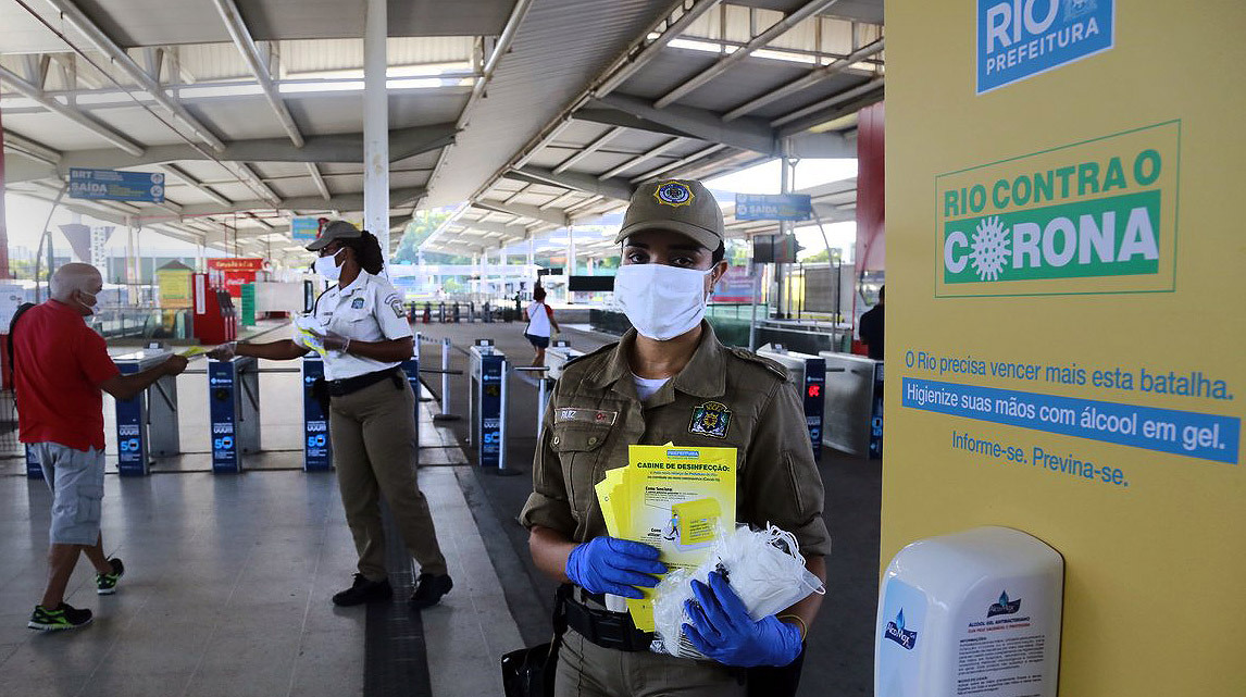 Saúde - doenças - coronavírus Covid-19 pandemia prevenção contágio contaminação transporte público (distribuição de máscaras no Rio de Janeiro)