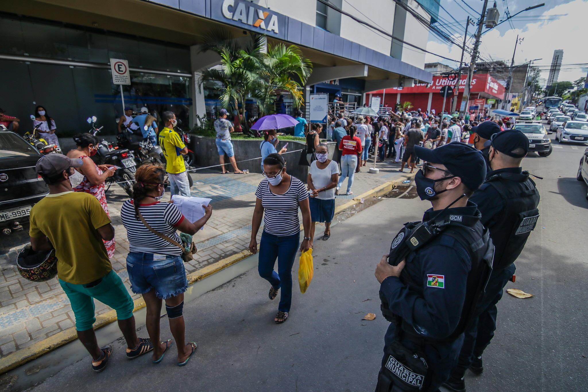 Economia - geral - coronavírus Covid-19 pandemia auxílio emergencial Caixa Econômica Federal aglomeração benefícios sociais contágio contaminação (filas em agência da CEF em Caruaru-PE)