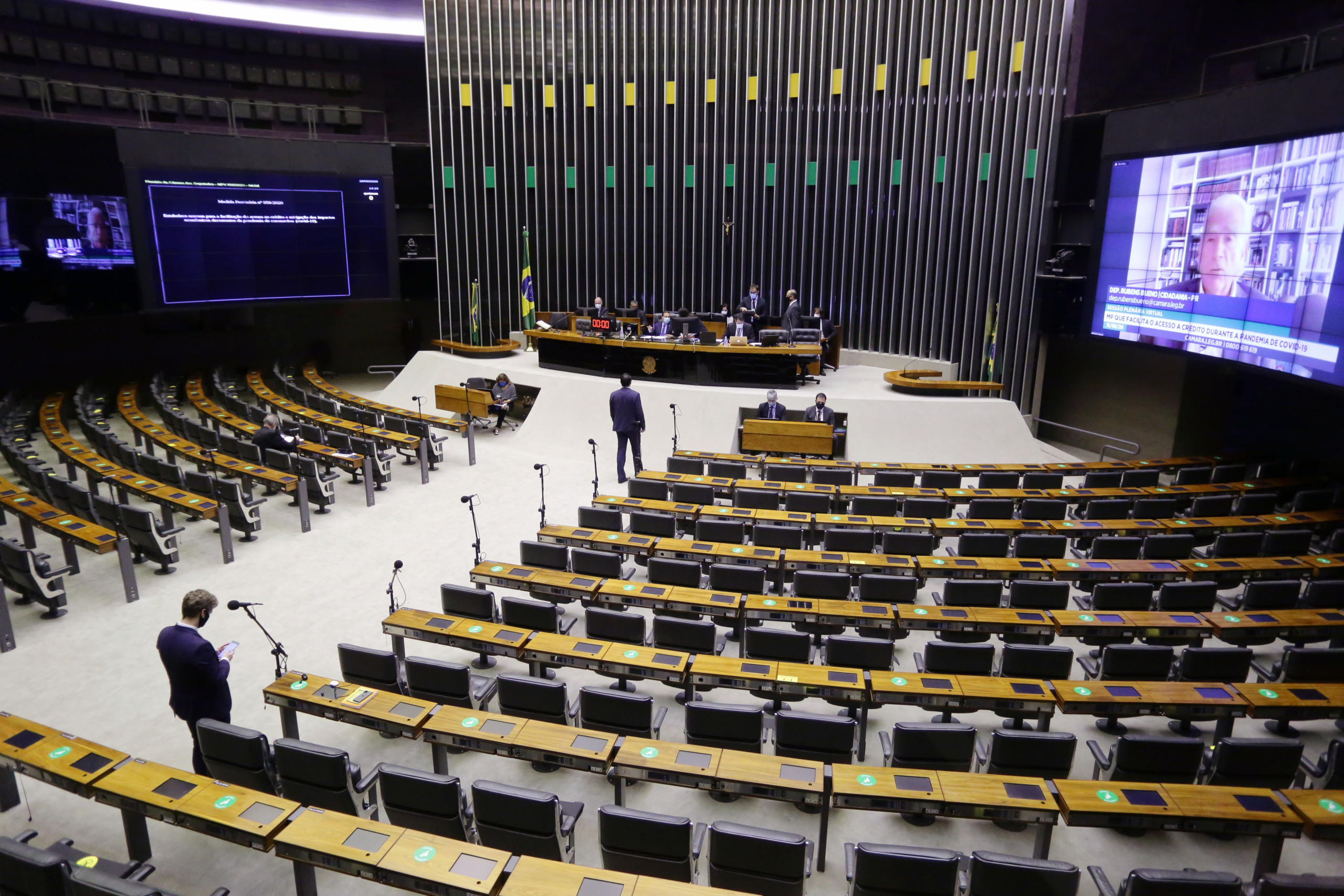 Deputados analisam propostas por meio de votação virtual