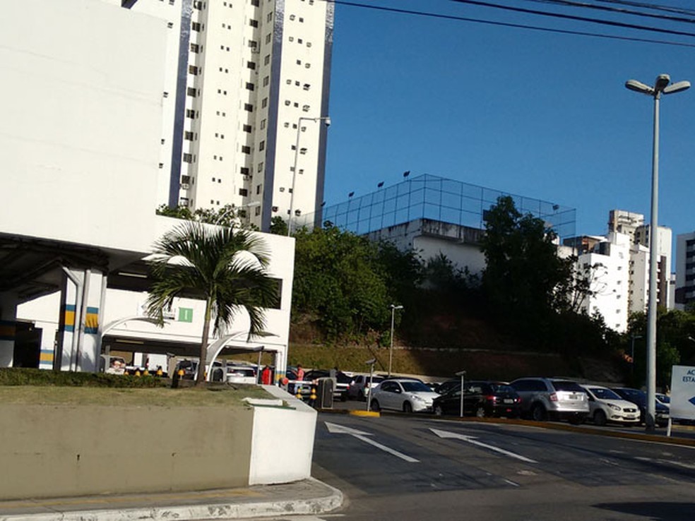 Tempo de tolerÃ¢ncia nos estacionamentos dos shoppings deve ser de 30 minutos  (Foto: Maiana Belo / G1 BA)