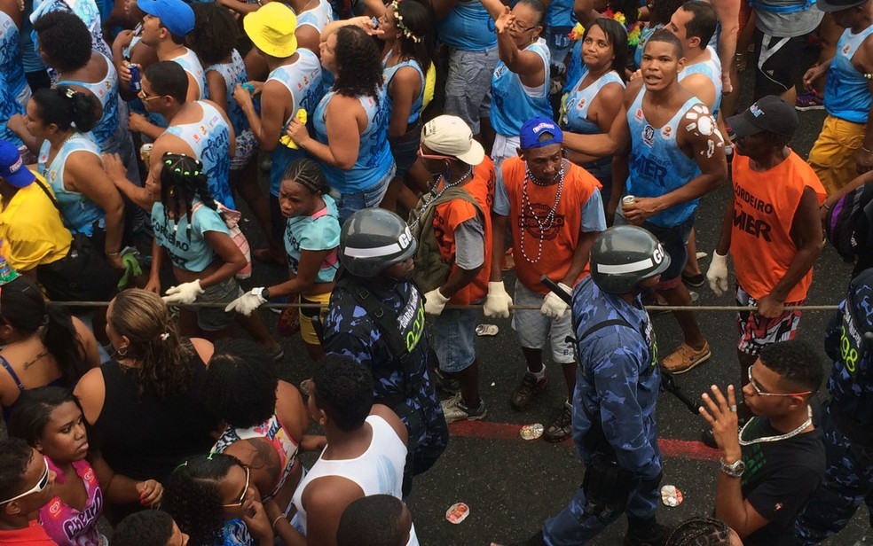 Cordeiros são profissionais que sustentam as cordas que separam o público pagante do folião pipoca nos blocos (Foto: Tatiana Dourado/G1)