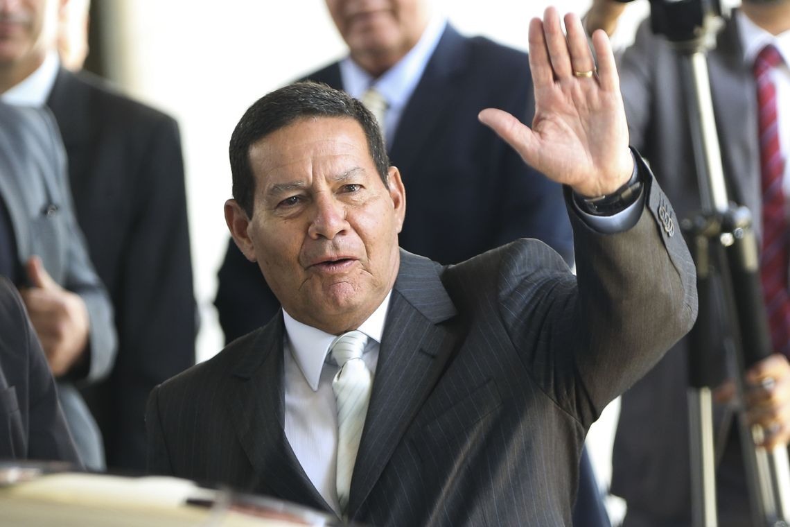 O presidente em exercÃ­cio,General Hamilton MourÃ£o,  ao sair de seu gabinete no PalÃ¡cio do Planalto. 