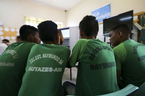 Alunos da escola estadual Raymundo SÃ¡, no municÃ­pio de Autazes, interagem virtualmente com professores e alunos durante aula a distÃ¢ncia produzida no Centro Nacional de MÃ­dias de EducaÃ§Ã£o.