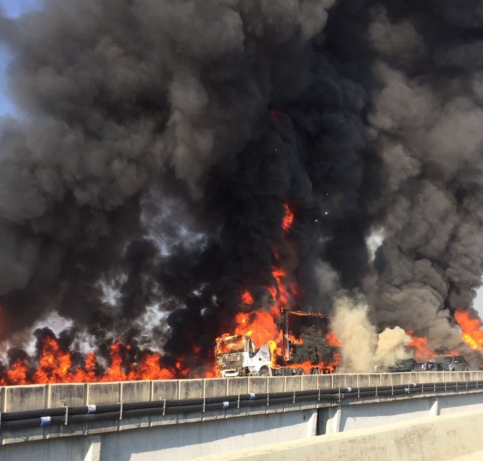 Veículos pegam fogo em acidente com mortes na Carvalho (Foto: Divulgação/ Corpo de Bombeiros)