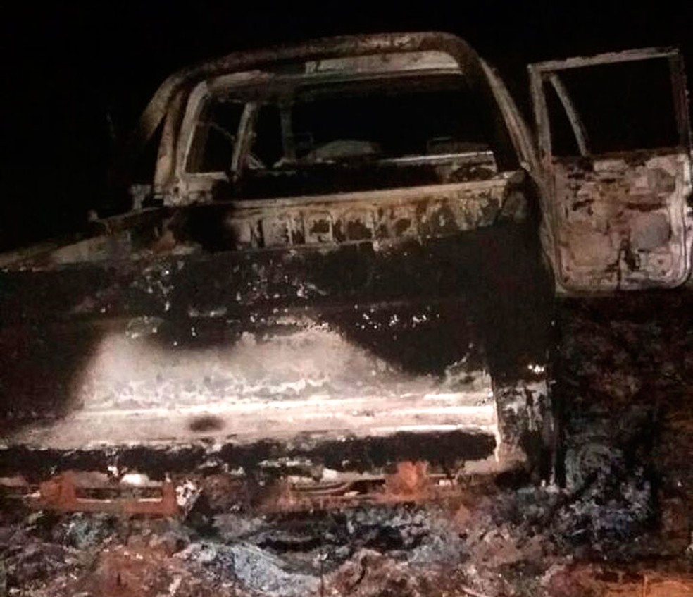 Carro foi incendiado após motorista ser morto a pauladas em um dos acidentes que ocorreu na Bahia (Foto: Site Alta Pressão Onlina)