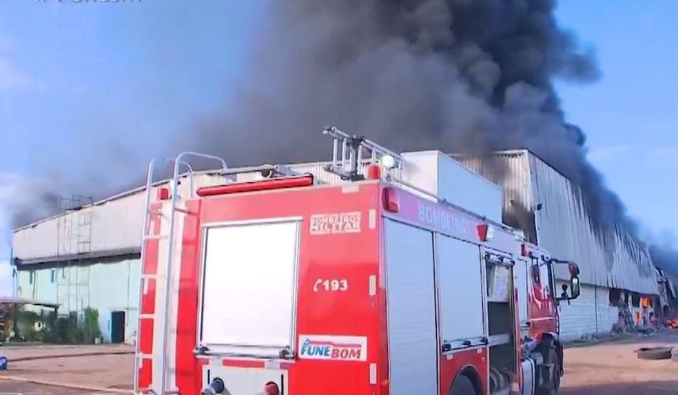 Corpo de Bombeiros foi encaminhado Ã  fÃ¡brica, em SÃ£o SebastiÃ£o do PassÃ© â?? Foto: ReproduÃ§Ã£o/TV Bahia