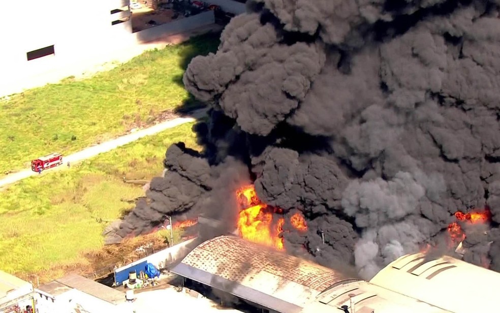 Incêndio atinge fábrica em Guarulhos (Foto: Reprodução/TV Globo)