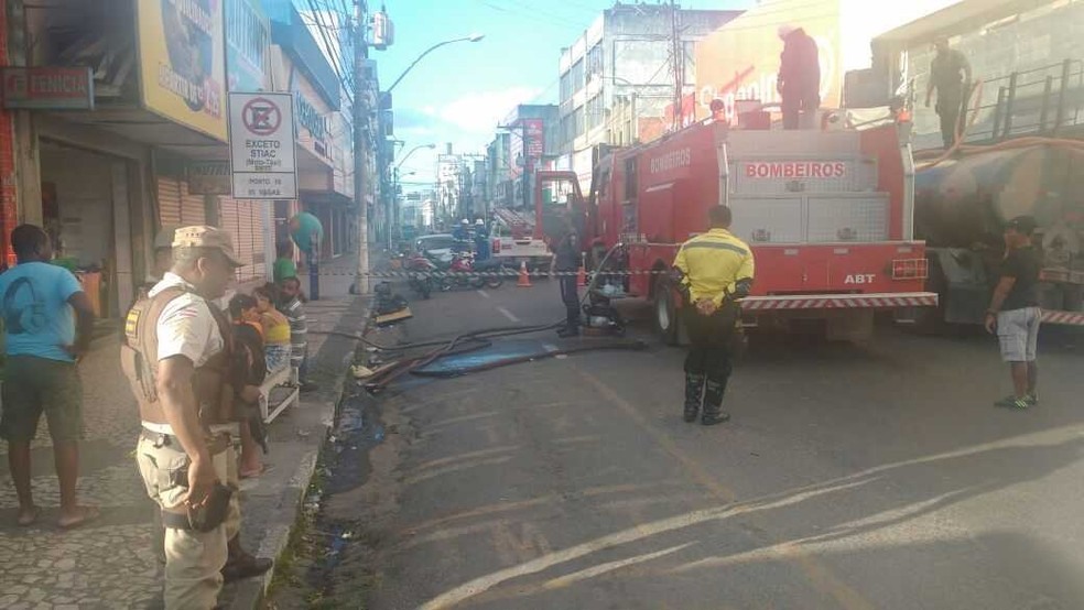 Incêndio aconteceu na tarde deste sábado, na cidade de Feira de Santana (Foto: Raphael Mascarenhas/TV Subaé)