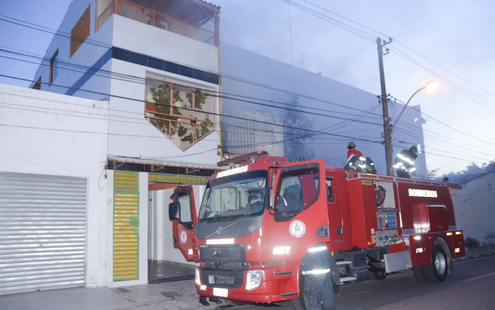 Imóvel abandonado pegou fogo no bairro Brasília (Foto: Ed Santos/ Acorda Cidade)