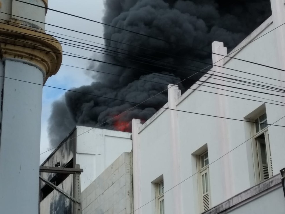 IncÃªndio atinge lojas no centro de Juazeiro (Foto: EdÃ­sia Santos/T SÃ£o Francisco)