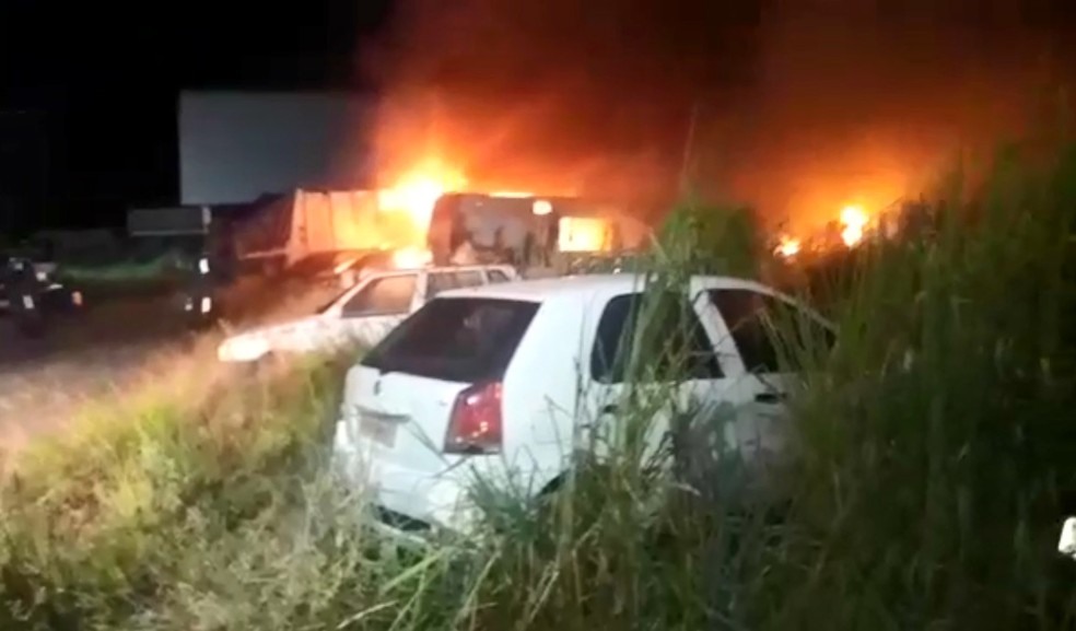 IncÃªndio atingiu pÃ¡tio da prefeitura de Porto Seguro â?? Foto: Site Na MÃ­dia News