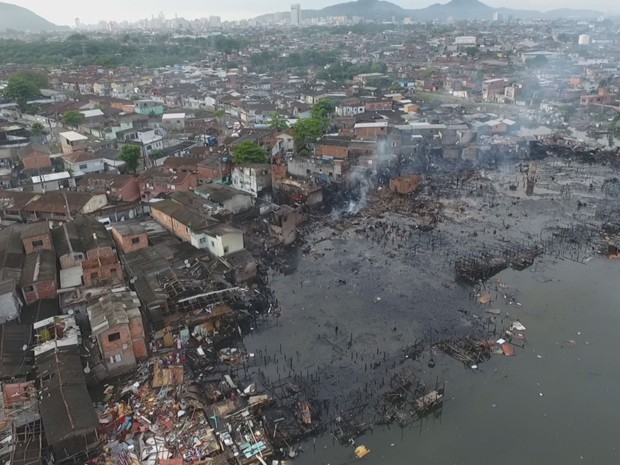 Vista aérea do local atingido pelo incêndio no Caminho São Sebastião, em Santos (Foto: Alexandre Valdívia)