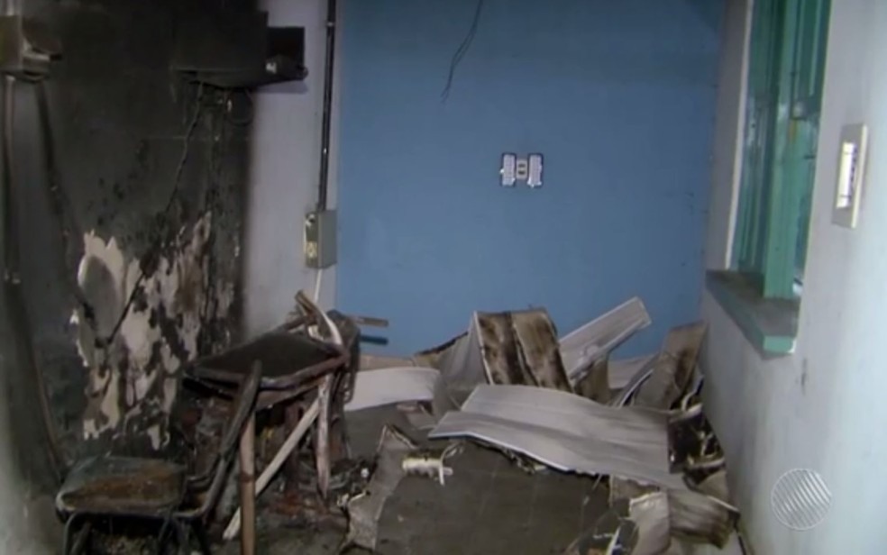 Escola foi atingida por incendio no final do ano passado e não passou por reforma depois disso (Foto: Reprodução/ TV Santa Cruz)