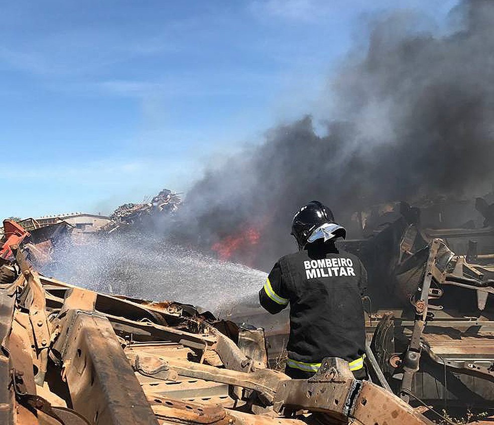 Incêndio atingiu ferro velho em Luís Eduardo Magalhães, no oeste da Bahia (Foto: Corpo de Bombeiros/ Divulgação)