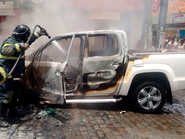 Carro ficou destruído após ser atingido pelas chamas (Foto: Divulgação/Corpo de Bombeiros)