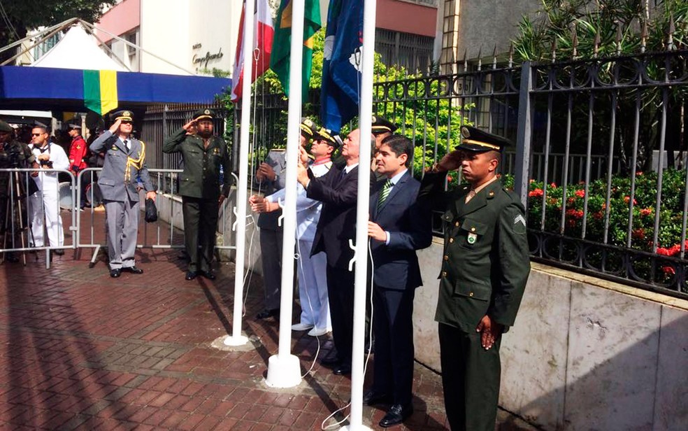 Hasteamento da bandeira ocorreu por volta das 9h (Foto: Henrique Mendes/G1)