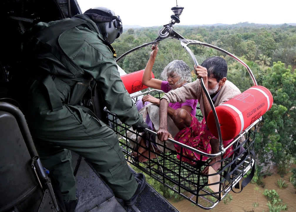 Soldados da Marinha Indiana participam de operaÃ§Ã£o de resgate em uma Ã¡rea inundada em Kerala, na Ãndia, nesta sexta-feira (17)  (Foto: Sivaram V/ Reuters)