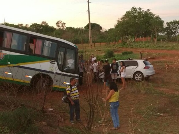 Carro do prefeito colidiu de frente com um ônibus (Foto: Divulgação/Polícia Militar)