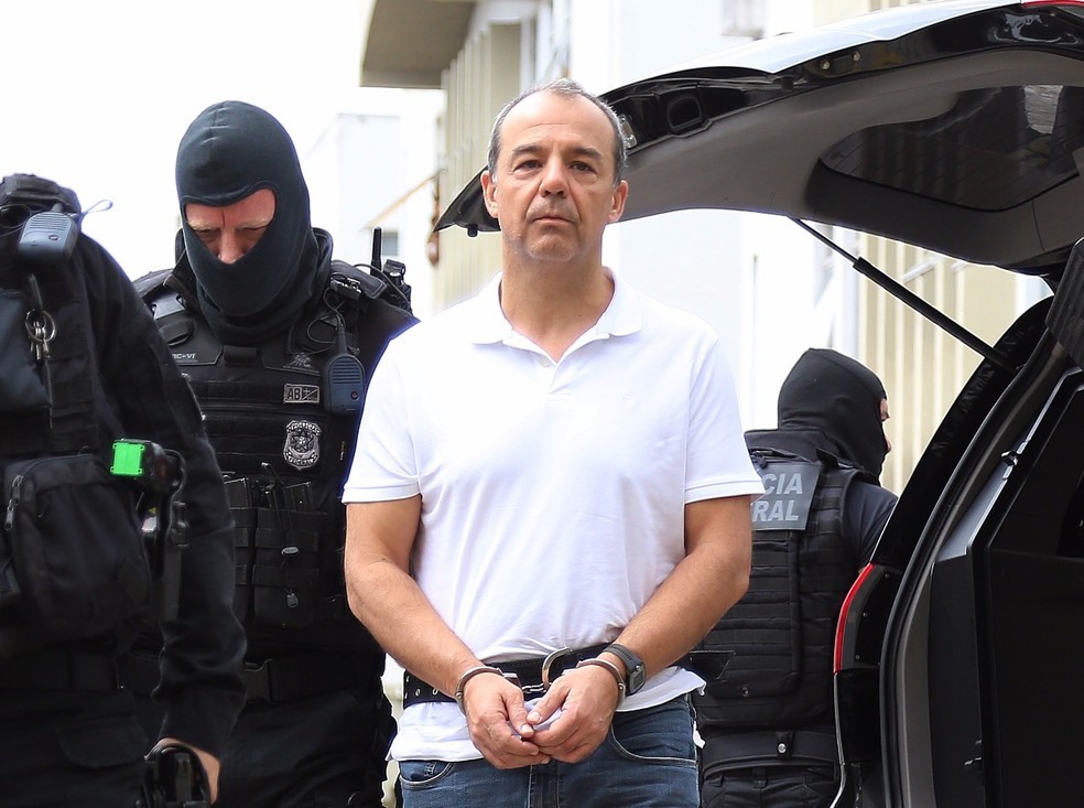 SÃ©rgio Cabral fez exames no IML de Curitiba, antes de seguir para o CMP (Foto: Giuliano Gomes/PR Press)