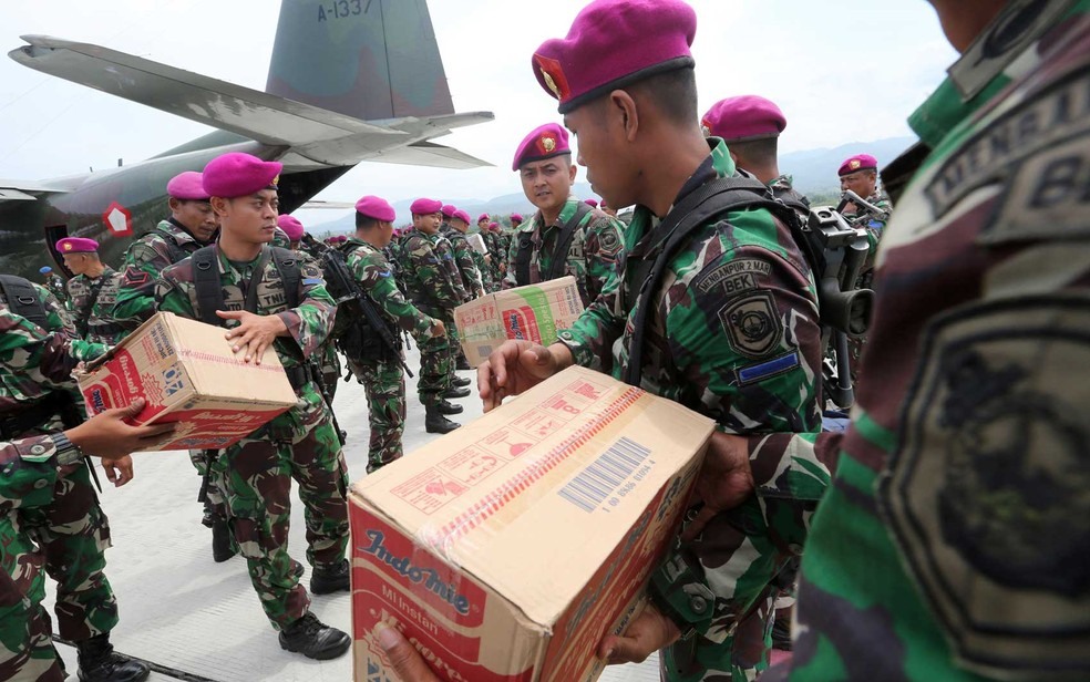 Militares indonÃ©sios distribuÃ­ram ajuda humanitÃ¡ria no aeroporto de Mutiara Sis Al-Jufri â?? Foto: Tatan Syuflana / AP Photo