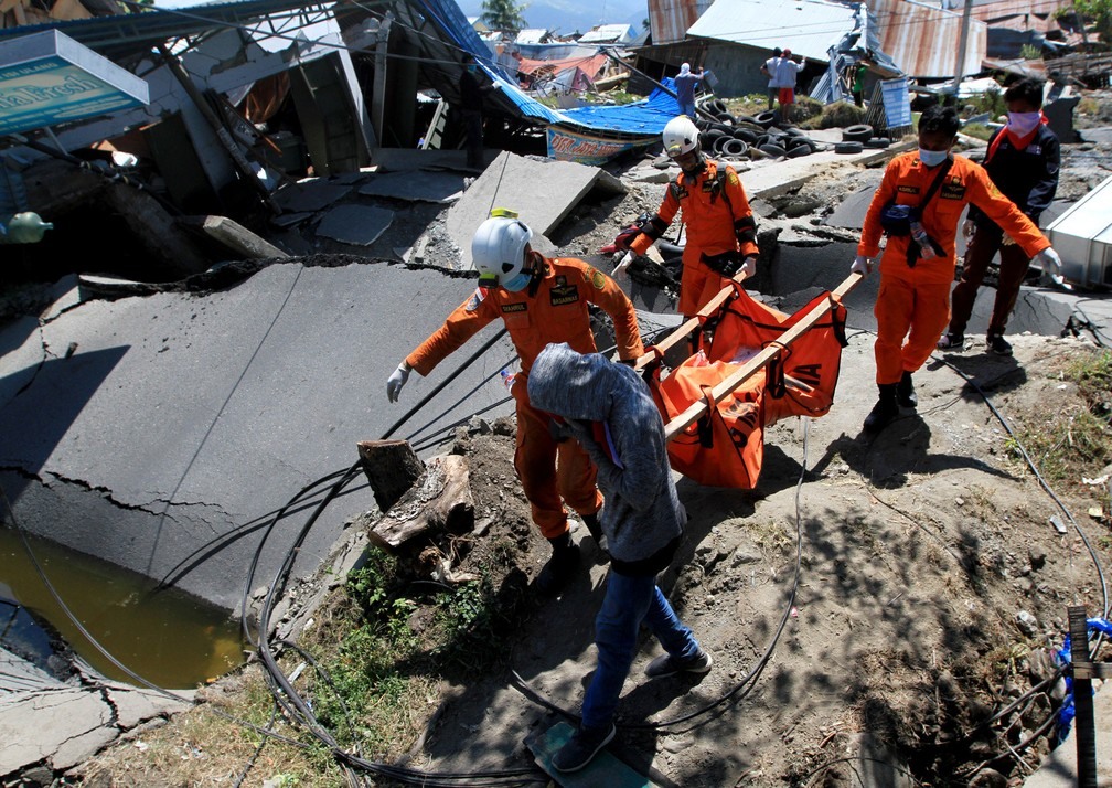 Equipes de resgate procuram sobreviventes nesta segunda-feira (1Âº) apÃ³s terremotos e tsunami atingirem a IndonÃ©sia â?? Foto: Antara Foto/Akbar Tado via REUTERS 