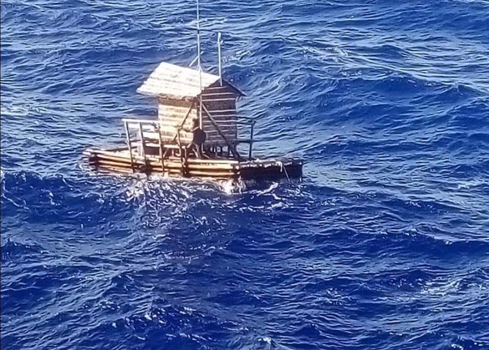 Jovem indonÃ©sio sobreviveu apÃ³s ficar 49 dias Ã  deriva em cabana flutuante no Oceano PacÃ­fico â?? Foto: ReproduÃ§Ã£o/Facebook/Consulado da IndonÃ©sia em Osaka