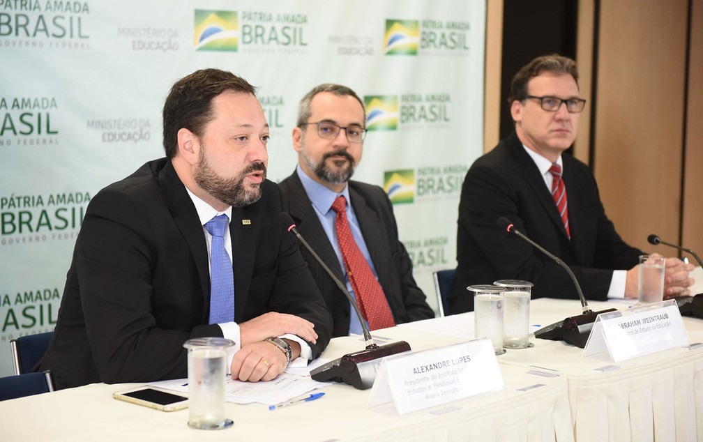 Alexandre Lopes, presidente do Inep, Abraham Weintraub, ministro da EducaÃ§Ã£o, e Camilo Mussi, diretor substituto de AvaliaÃ§Ã£o BÃ¡sica do Inep, em entrevista coletiva nesta quarta (3 â?? Foto: Luis Fortes/MEC