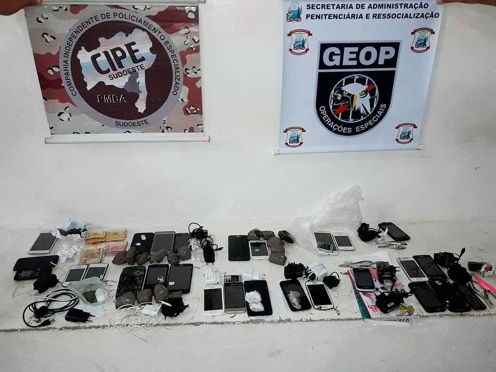 Celulares apreendidos pelos policiais militares durante inspeÃ§Ã£o dentro do presÃ­dio em Conquista (Foto: CIPE Sudoeste/DivulgaÃ§Ã£o)