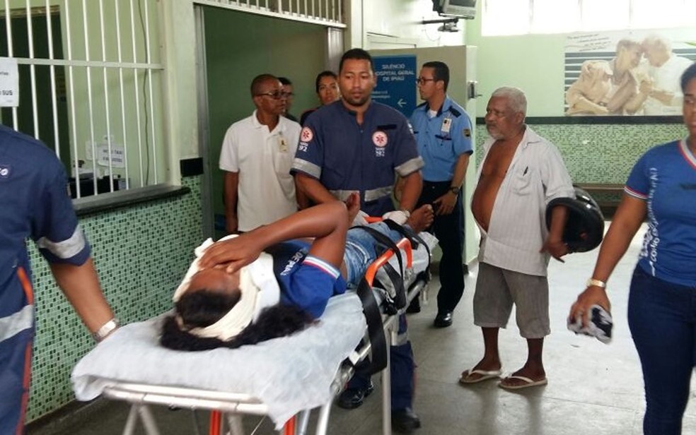 Garota foi socorrida para hospital de Ipiaú após ser baleada em escola (Foto:  Giro Ipiaú)