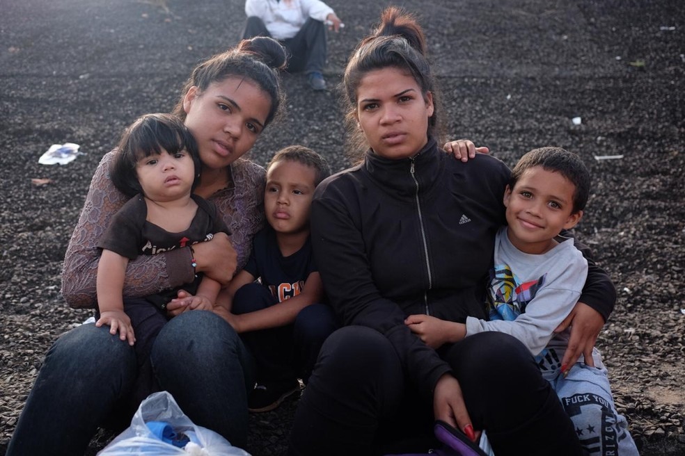 IrmÃ£s Victoria e GÃªnesis Garizabalo estÃ£o retidas na fronteira; elas entrariam pela primeira vez no Brasil na segunda (6) (Foto: InaÃª BrandÃ£o/G1 RR)