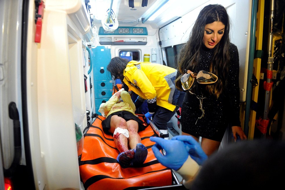   Mulher ferida durante ataque na boate de Istambul é levada em ambulância  (Foto: Murat Ergin/Ihlas News Agency via REUTERS )