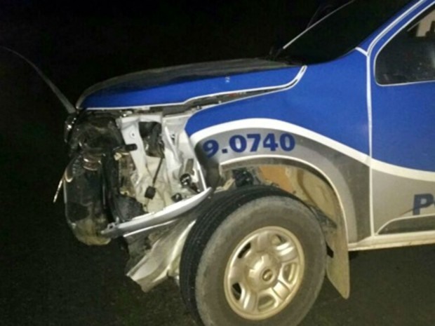 Bandidos lançaram carro contra viatura da PM (Foto: Giro de Notícias)