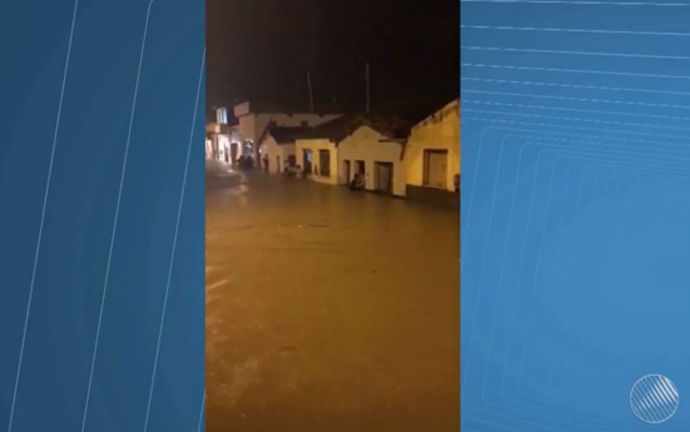 Em Itarantim, casa ficaram alagadas após temporal  (Foto: Reprodução / TV Bahia)