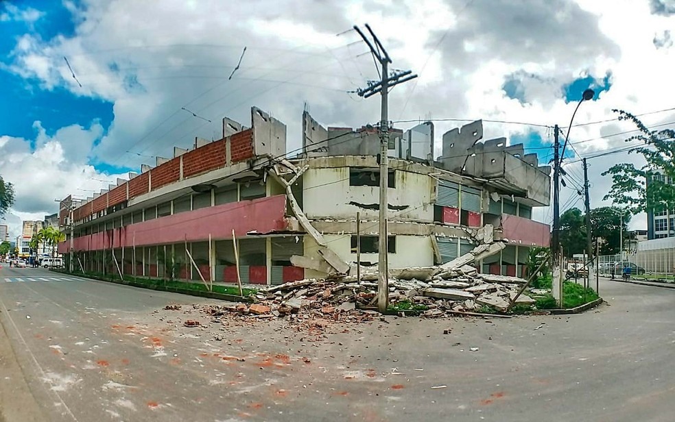 Parte de obra inacabada de shopping popular desabou pela segunda vez em menos de dois anos em Itabuna, sul da Bahia â?? Foto: Raphael Marques/TV Santa Cruz 