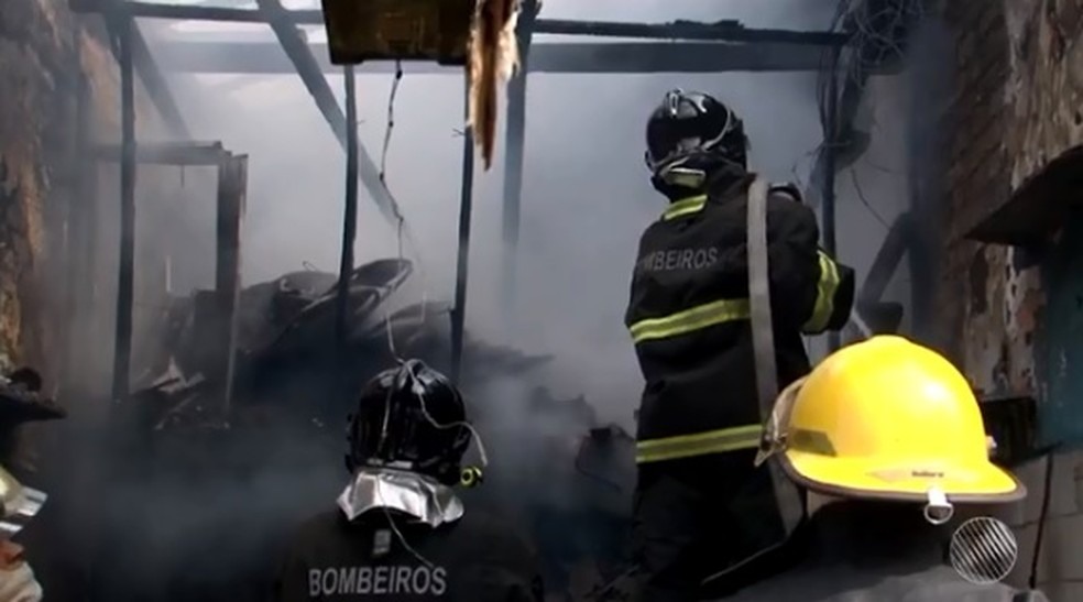 Fogo foi controlado pelo Corpo de Bombeiros  (Foto: ReproduÃ§Ã£o/ TV Santa Cruz)