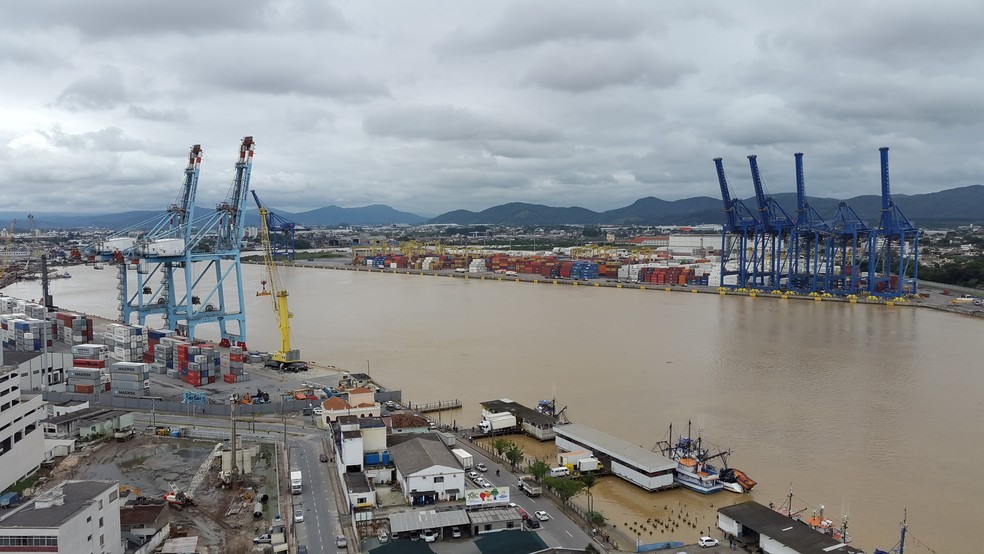 Porto de Itajaí voltou a receber navios nesta sexta (16) (Foto: Luis Souza/RBS TV)