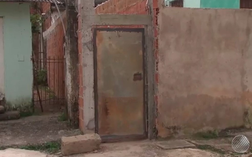 Crime aconteceu na casa onde vítimas moravam, em Itinga, Lauro de Freitas (Foto: Reprodução/ TV Bahia)