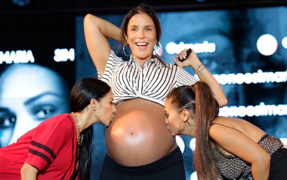 Ivete recebe beijo da dupla Simone e Simaria, em Praia do Forte (Foto: Saulo Brandão / Divulgação)