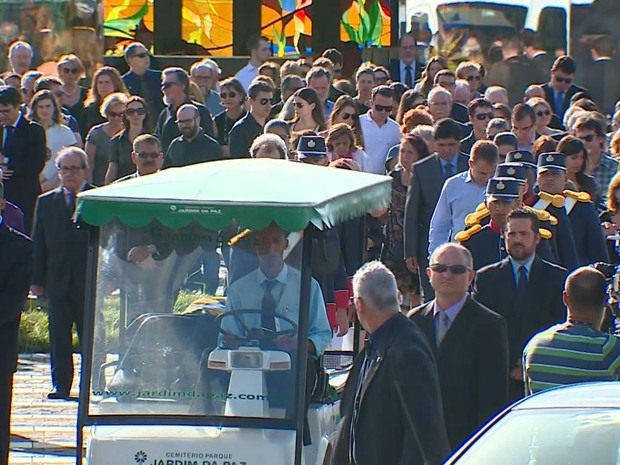 teori zavascki enterro cemitério jardim da paz porto alegre (Foto: Reprodução/RBS TV)