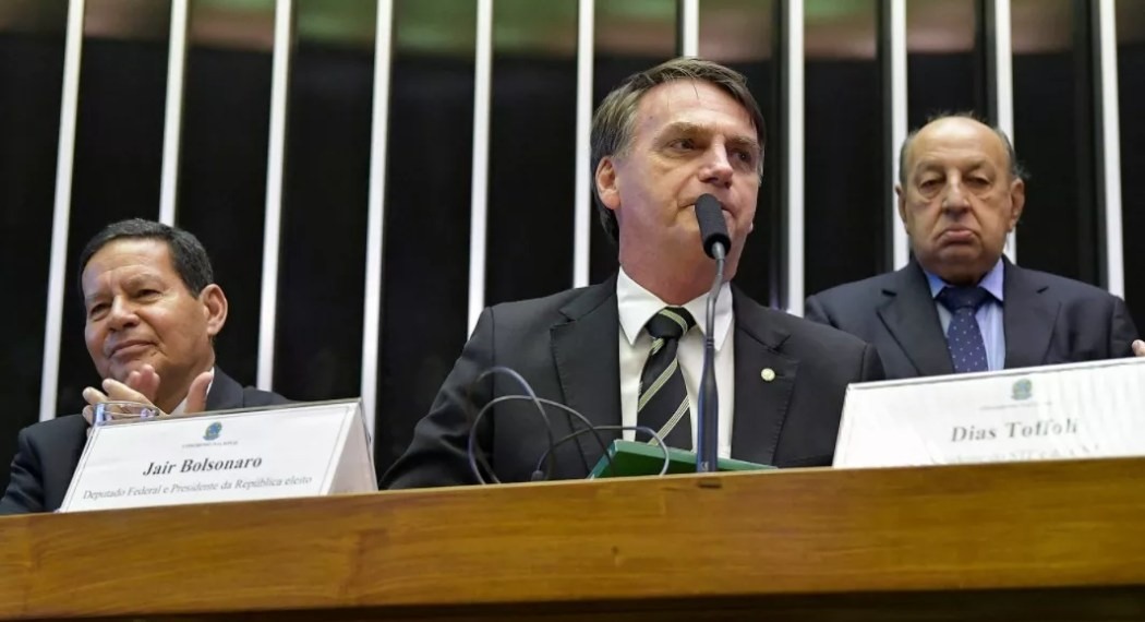 Resultado de imagem para Bolsonaro volta a BrasÃ­lia para discutir PrevidÃªncia e se reunir com presidentes de tribunais