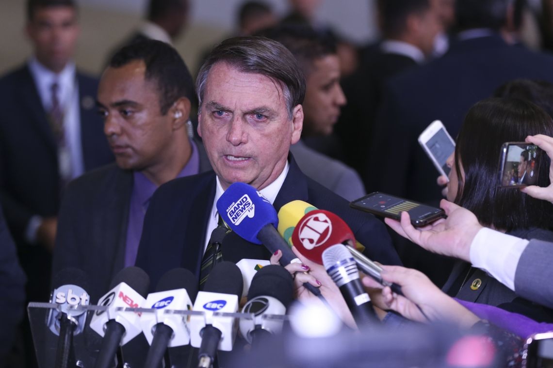 O presidente Jair Bolsonaro fala Ã  imprensa apÃ³s cerimÃ´nia da assinatura de atos de revisÃ£o e modernizaÃ§Ã£o das normas regulamentadoras da saÃºde e seguranÃ§a do trabalho, no PalÃ¡cio do Planalto.