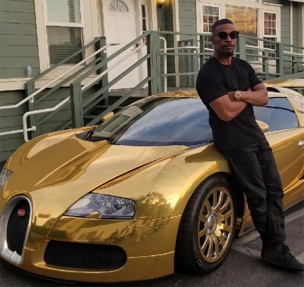 Jamie Foxx com Bugatti dourado de 2 milhões de dólares (Foto: Reprodução/Twitter)