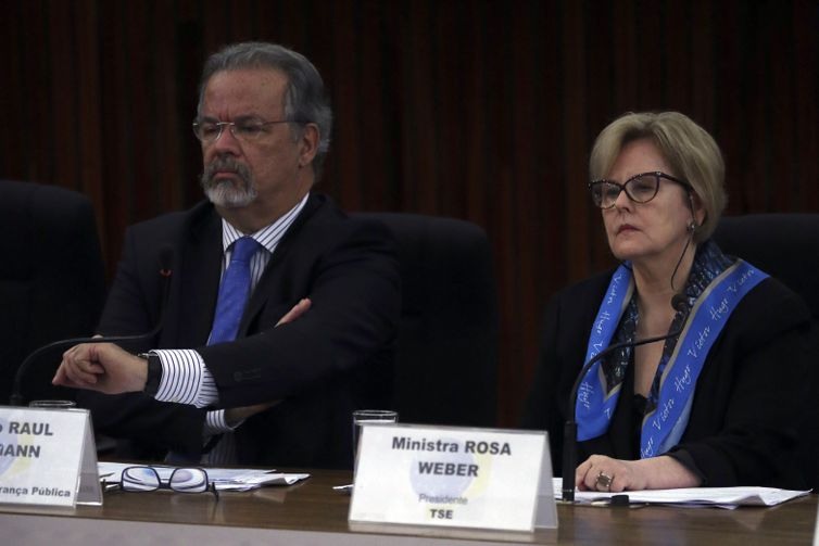 O ministro da SeguranÃ§a PÃºblica, Raul Jungmann, e a presidente do TSE, ministra Rosa Weber, durante entrevista coletiva sobre medidas de combate Ã  disseminaÃ§Ã£o de notÃ­cias falsas (fake news) nas redes sociais. 