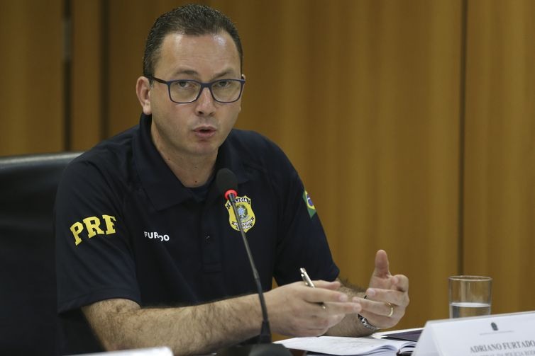 O diretor-geral da PolÃ­cia RodoviÃ¡ria Federal (PRF), Adriano Furtado, durante entrevista coletiva para apresentar um balanÃ§o da primeira fase da OperaÃ§Ã£o LÃ¡baro da PRF.