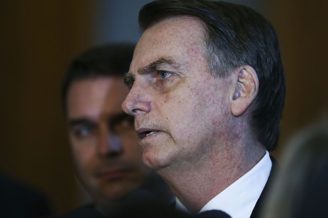 O presidente eleito, Jair Bolsonaro, conversa com jornalistas apÃ³s visita ao Comando da AeronÃ¡utica,em BrasÃ­lia