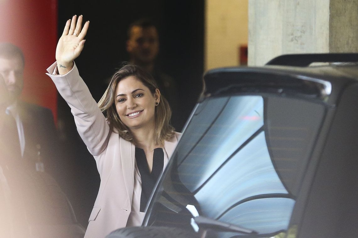 A futura primeira-dama Michelle Bolsonaro chega a BrasÃ­lia para a primeira viagem Ã  cidade onde nasceu, depois da eleiÃ§Ã£o do marido, Jair Bolsonaro. A agenda dela inclui visitas ao PalÃ¡cio do Alvorada e Ã  Granja do Torto.