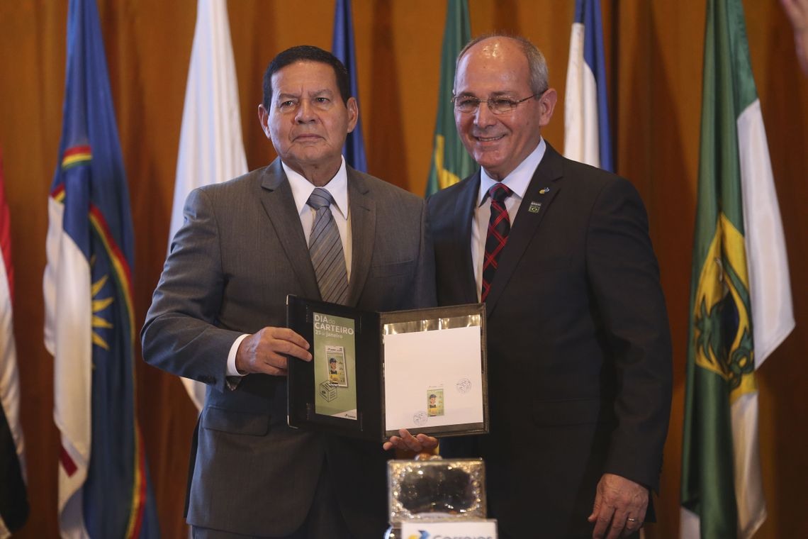 O presidente da RepÃºblica em exercÃ­cio, general Hamilton MourÃ£o, participa de evento sobre os 356 anos dos Correios e homenagem ao Dia do Carteiro.