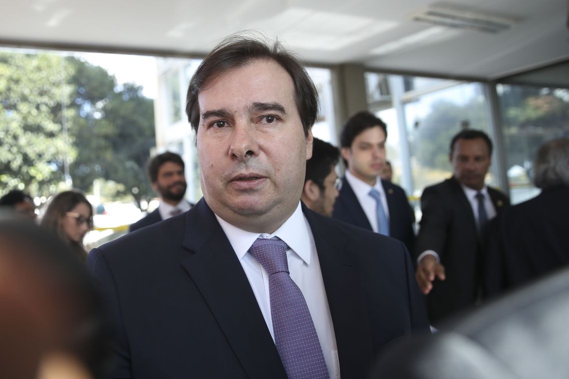 O presidente da CÃ¢mara, Rodrigo Maia fala com jornalistas apÃ³s encontro com o ministro da Economia, Paulo Guedes. 