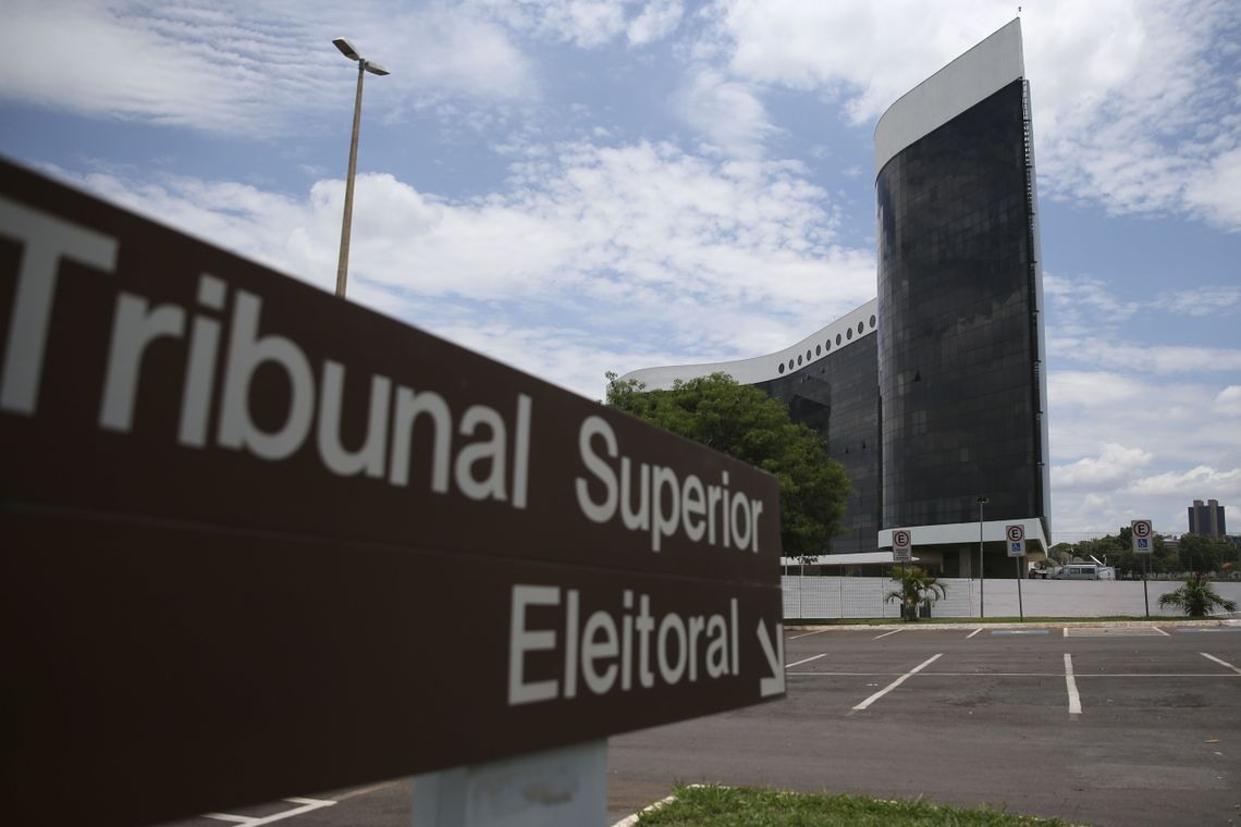 O TSE aumentou o esquema de seguranÃ§a para acessar o prÃ©dio do tribunal neste domingo