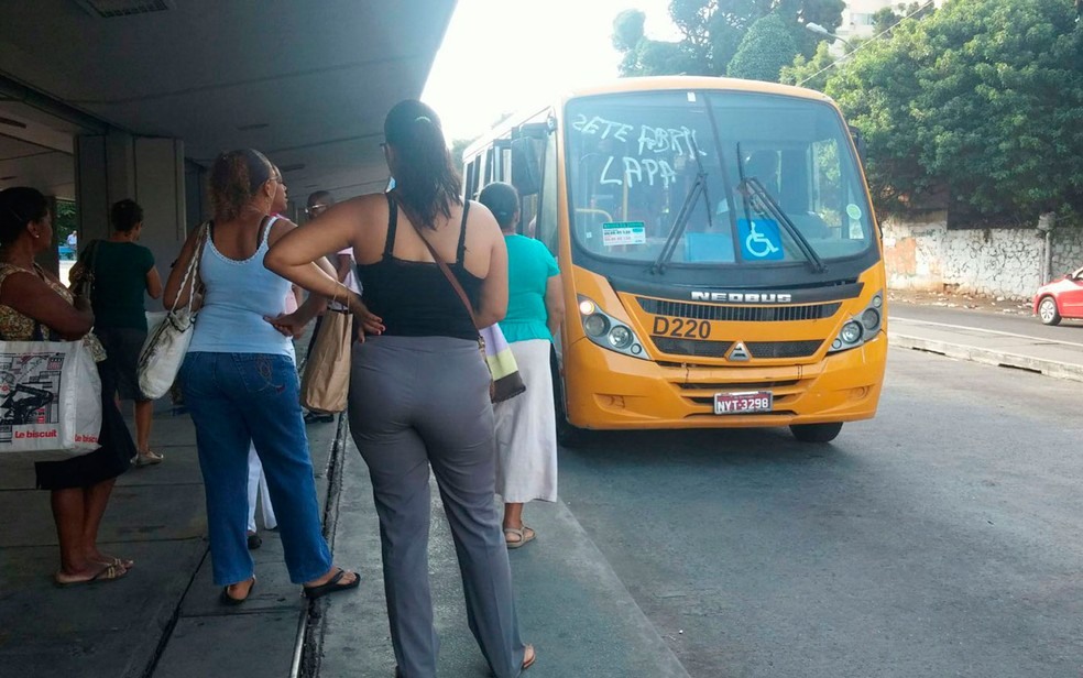 Ônibus do transporte complementar foram apedrejados (Foto: Juliana Freitas/G1 Bahia)